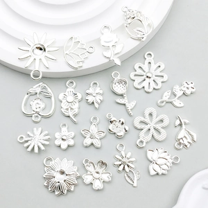 Lot de breloques fleurs argentées avec tournesols et roses pour bijoux DIY