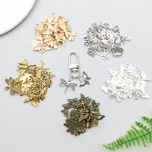 Vue détaillée de breloques insectes en métal de cinq couleurs pour bijoux DIY