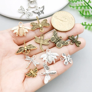 Pendentifs insectes en alliage variés avec formes d'abeilles papillons et libellules