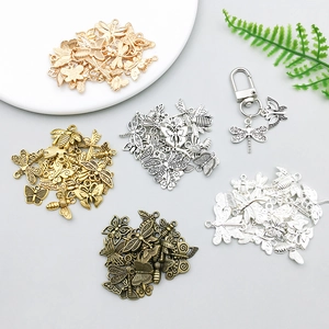 Détails de pendentifs papillon abeille libellule en cinq finitions métalliques variées