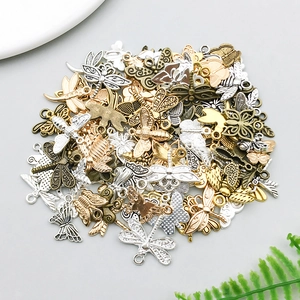 Détails macro de pendentifs papillons et libellules en métal antique pour bijoux DIY