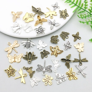 Vue détaillée de breloques en métal en forme d'insectes pour création de bijoux DIY