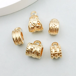 Detalle de cinco cuentas espaciadoras huecas de aleación de oro KC para crear joyas DIY