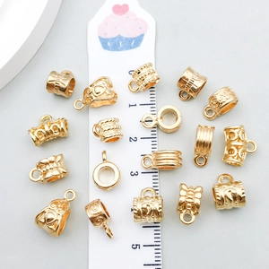 Selección de colgantes de aleación dorada KC y cuentas de conexión para joyería DIY