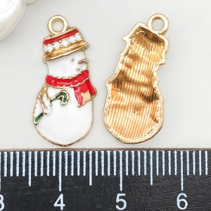 Dettaglio del ciondolo pupazzo di neve in smalto con fronte colorato e retro in oro satinato