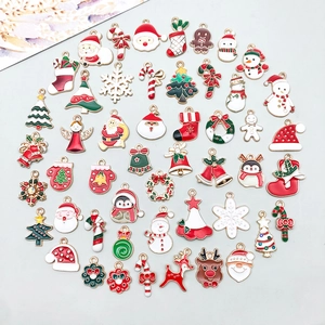 Set di 50 ciondoli natalizi in smalto con Babbo Natale e renne per gioielli fai da te