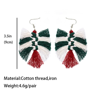 Boucles d'oreilles de Noël faites main à glands rouge, blanc et vert de style bohème