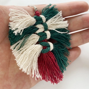 Boucles d'oreilles de Noël faites main en coton avec glands blanc, vert et rouge