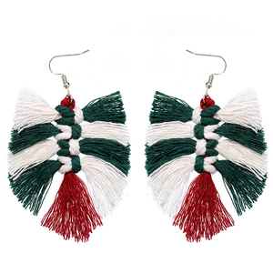 Boucles d'oreilles de Noël faites à la main avec motifs bohèmes tressés rouge vert blanc