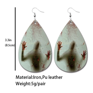 Detailansicht von PU-Lederohrringen in Tropfenform mit Halloween-Bluthandabdruck-Design