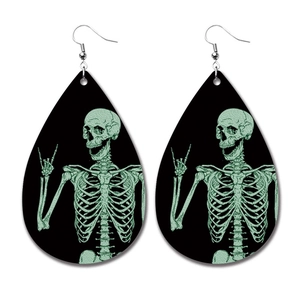 Halloween PU-Leder Tropfenohrringe mit grünem Skelett-Motiv und Rock-Geste
