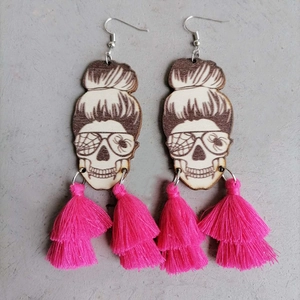 Boucles d'oreilles Halloween en bois tête de mort avec glands rose vif et toile araignée