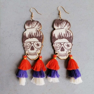 Boucles d'oreilles Halloween en bois motif crâne avec pompons orange violet et blanc