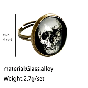 Detailansicht verstellbarer Bronzering mit Totenkopf unter Glas und Maßangaben