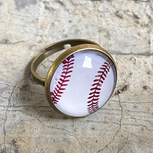 Makroaufnahme: Bronzering mit Glaskabochon und realistischem Baseball-Nahtmuster-Motiv