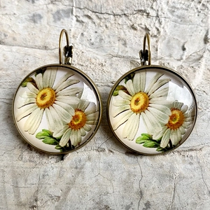 Detalle de pendientes vintage de bronce con margaritas, cúpula de cristal y ganchos