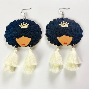 Afro-Königin Holzohrringe mit goldener Krone und weißen Quasten auf weißem Hintergrund
