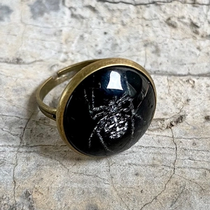 Nahaufnahme von Vintage Spinnenring aus Bronze mit schwarzem Glasstein für Halloween Look