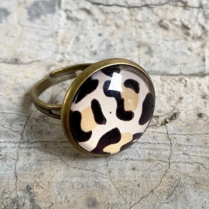 Verstellbarer Bronzering mit Leopardenmuster-Glascabochon in minimalistischem Stil