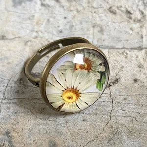 Makroansicht des verstellbaren Bronzerings mit Gänseblümchen Glas-Cabochon