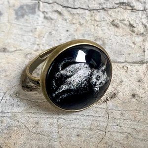 Detail der verstellbaren Bronze-Legierung Ring mit handgemalten Tier auf schwarzem Glas