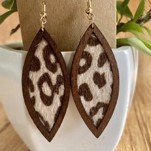 Pendientes de leopardo con marco de madera y un diseño geométrico bohemio elegante