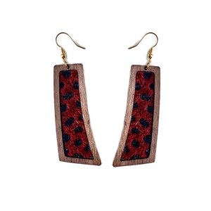 Pendientes de cuero con estampado de leopardo y marco geométrico de madera estilo western