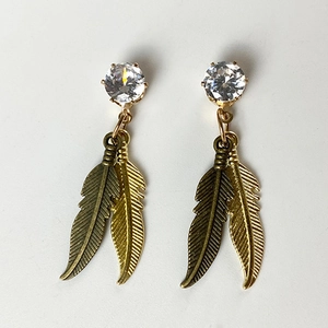 Orecchini pendenti piuma boho con zircone rotondo e ciondoli in metallo vintage