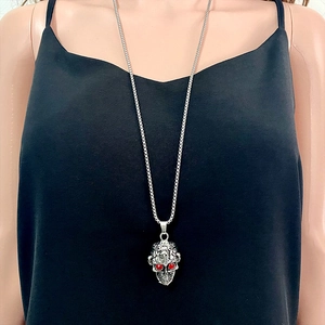 Halskette mit Totenkopf-Anhänger und roten Zirkonaugen im Gothic-Punk-Stil auf Silberkette
