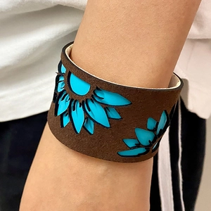 Bracelet manchette en cuir marron avec découpes tournesol et couche bleue contrastée