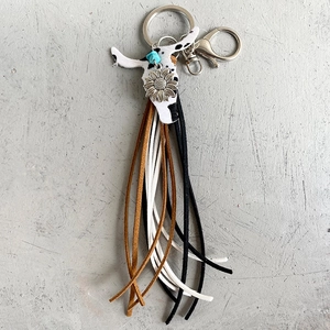 Porte-clés style western en cuir tête de vache avec turquoise et longs pompons en daim