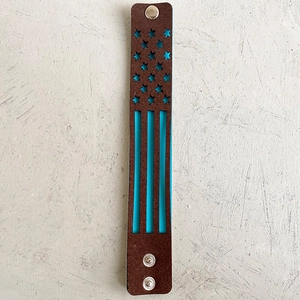 Détail de bracelet en cuir double couche avec étoiles et motif drapeau USA
