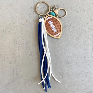 Porte-clés rugby avec pompons bleu blanc et perle turquoise sur anneau argenté