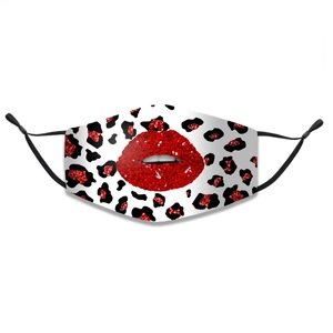 Detalle de labios de lentejuelas rojas en mascarilla de algodón con estampado de leopardo