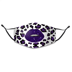 Detalle de mascarilla de algodón blanco con estampado de leopardo violeta y labios
