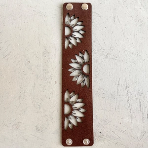 Bracelet en cuir marron motif tournesol avec touches turquoise et boutons argent