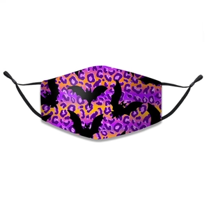 Dettaglio della maschera di Halloween con stampa leopardata viola e sagome di pipistrello