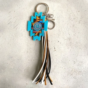 Portachiavi con nappe in pelle azteca con motivo girasole e ciondolo geometrico turchese