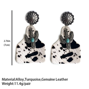 Pendientes bohemios estilo western con cuero de vaca y dijes de cactus turquesa