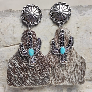 Detalle de pendientes de cactus con textura de crin e incrustaciones de turquesa