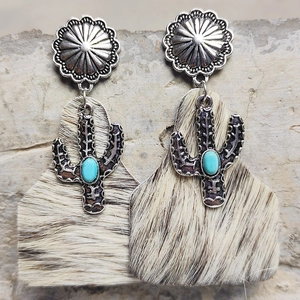 Detalle de pendientes bohemios con textura de pelo de caballo y diseño de cactus turquesa