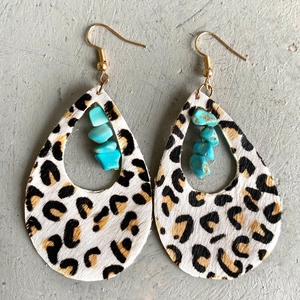 Bohemian teardrop earrings with leopard print faux fur and blue turquoise stones