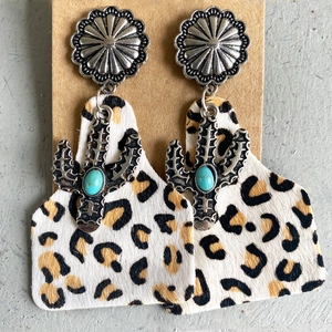 Detalle de pendientes western de leopardo con cactus plateado y piedra turquesa fina