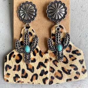 Pendientes bohemios de cactus plateados con turquesa y piel con estampado de leopardo