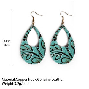 Detalle de pendientes de cuero en forma de gota con diseño grabado y dimensiones