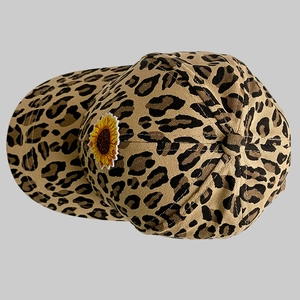 Détail de la broderie de tournesol sur une casquette de baseball à motif léopard chic