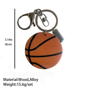 Detalle de llavero de baloncesto de madera con placa Dream y anillo metálico