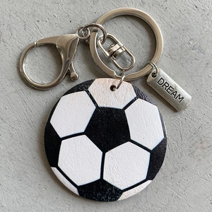Llavero de balón de fútbol con dije en blanco y negro y placa de metal Dream