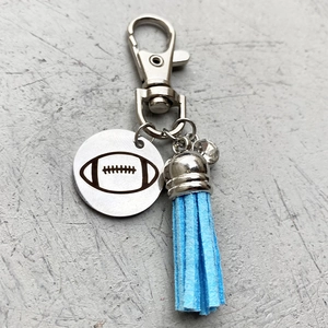 Porte-clés de sport en acier inoxydable avec charme de football et pompon bleu ciel
