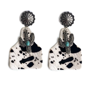 Pendientes de estilo western con estampado de vaca, detalles turquesas y dijes de cactus